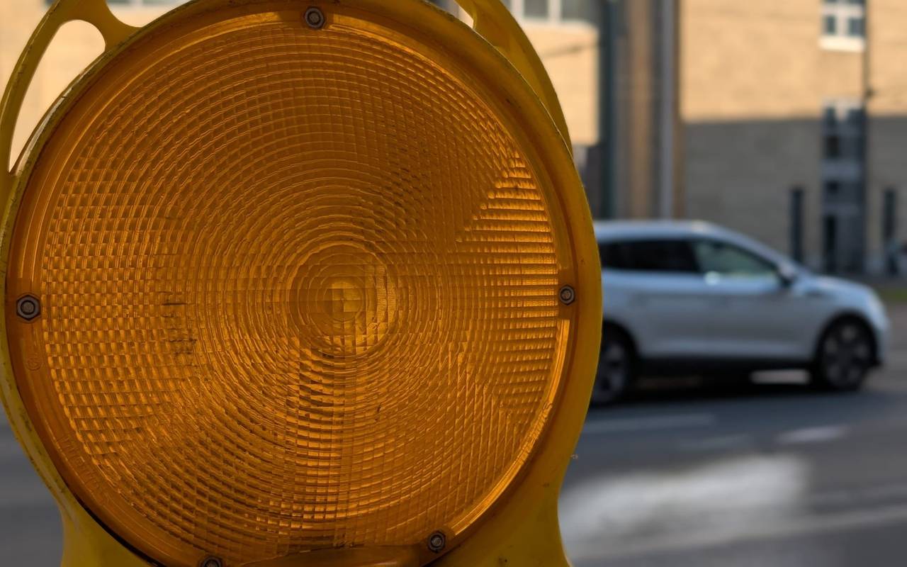 Eine gelbe Warnlampe. Sie signalisiert, das ein Bereich gesperrt ist. 