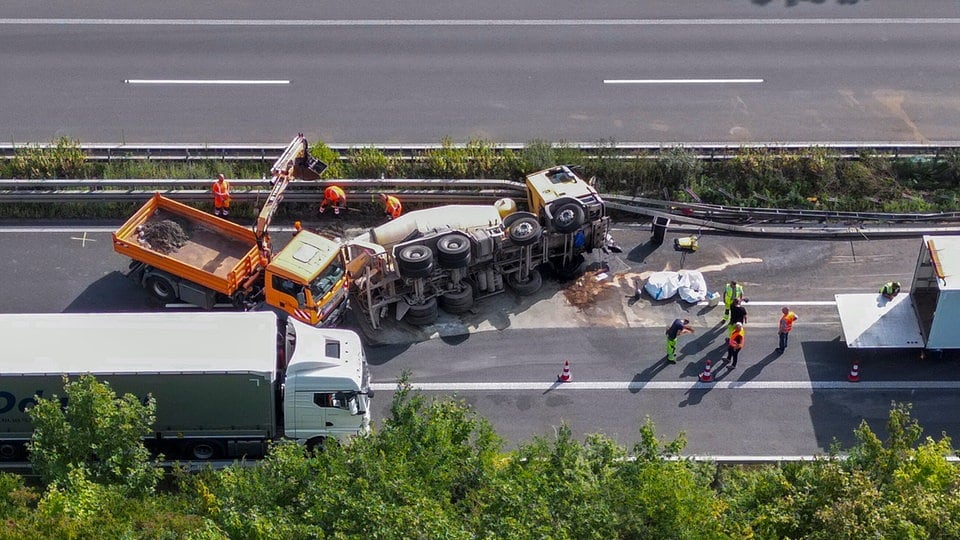 Betonmischer umgekippt: A14-Sperrung aufgehoben, weiterhin Stau