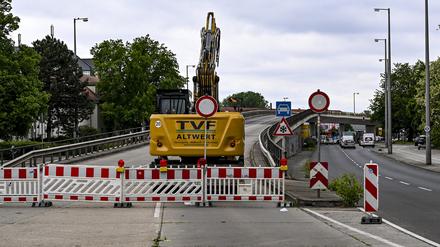 Die Brücke an der Wuhlheide im Ortsteil Oberschöneweide ist bis auf Weiteres komplett gesperrt. Wegen Schäden im Tragwerk ist auch der Verkehr einschließlich der Straßenbahnverbindungen unter der Brücke auf der Edisonstraße/Treskowallee untersagt.