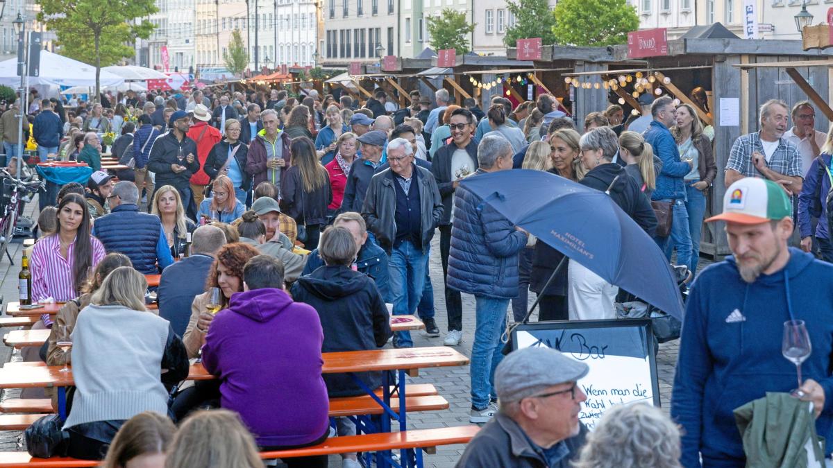 Trotz Regen feiern über 10.000 Besucher auf der Weinstraße