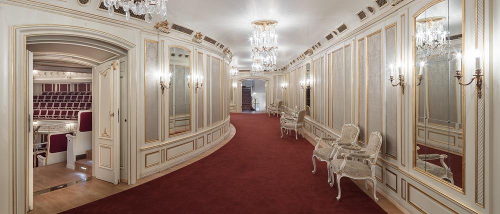 Blick in den Umgang der Rang-Foyers in der Berliner Staatsoper Unter den Linden. 