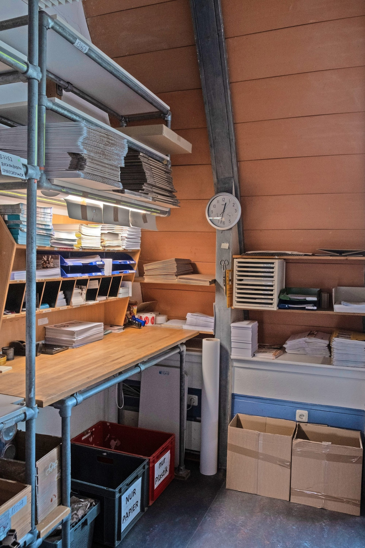 Stabil: Viele Möbel und Regal in den Verlagsbüros hat Geschäftsführer Hermann Löffler selbst gebaut.