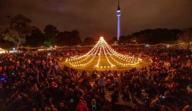 Blick in die Besuchermenge im erleuchteten Westfalenpark