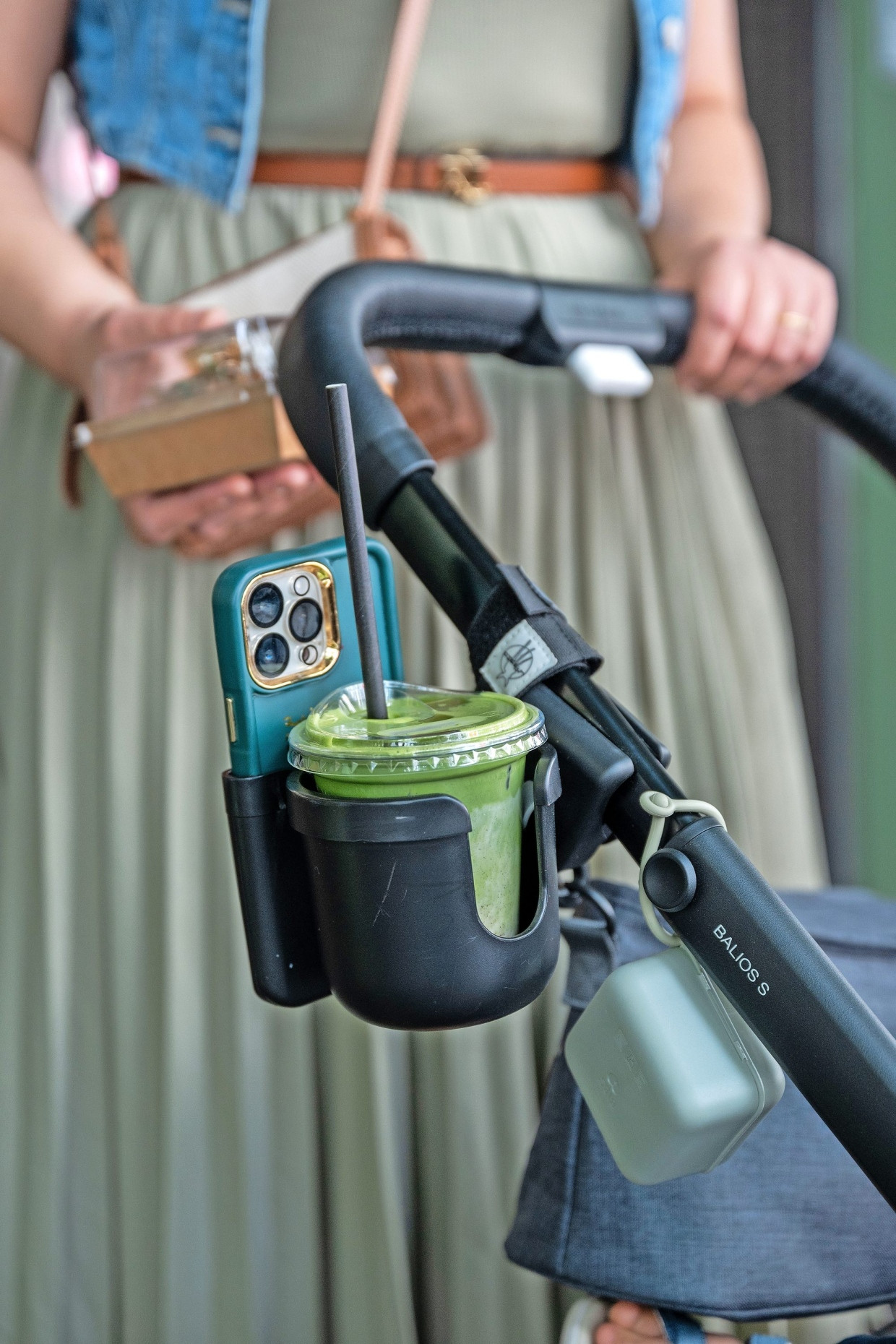 Ständiger Begleiter: Für manche Menschen scheint der Iced Matcha Latte genauso wichtig wie das eigene Smartphone zu sein.