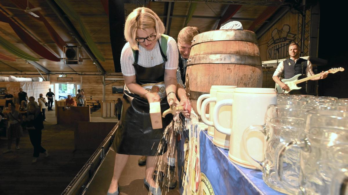 Fassanstich bei Eröffnung des Augsburger Herbstplärrers: Zwei Schläge reichen nicht