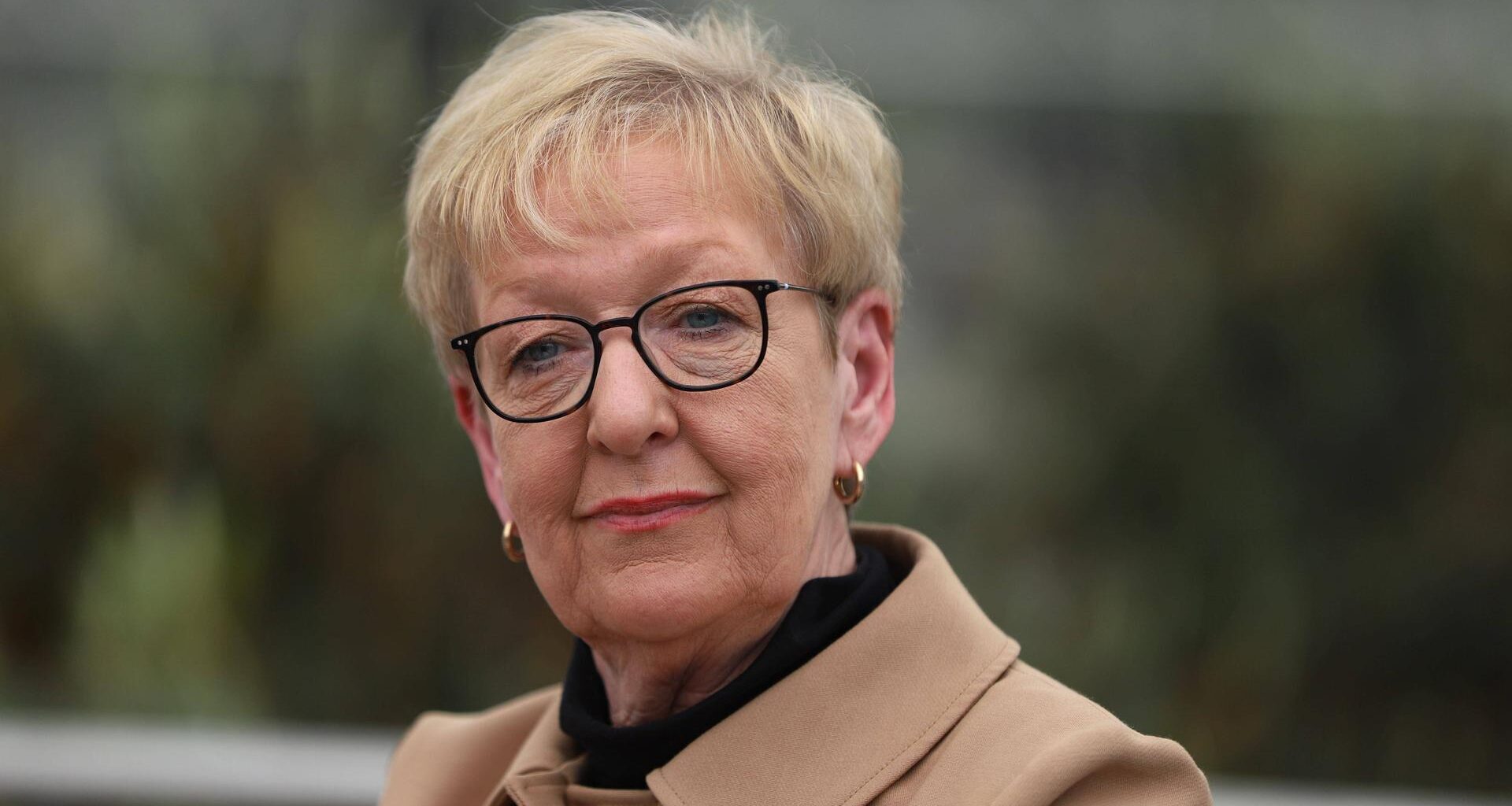 Stefanie Babst vor verschwommenen Hintergrund