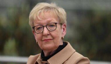 Stefanie Babst vor verschwommenen Hintergrund