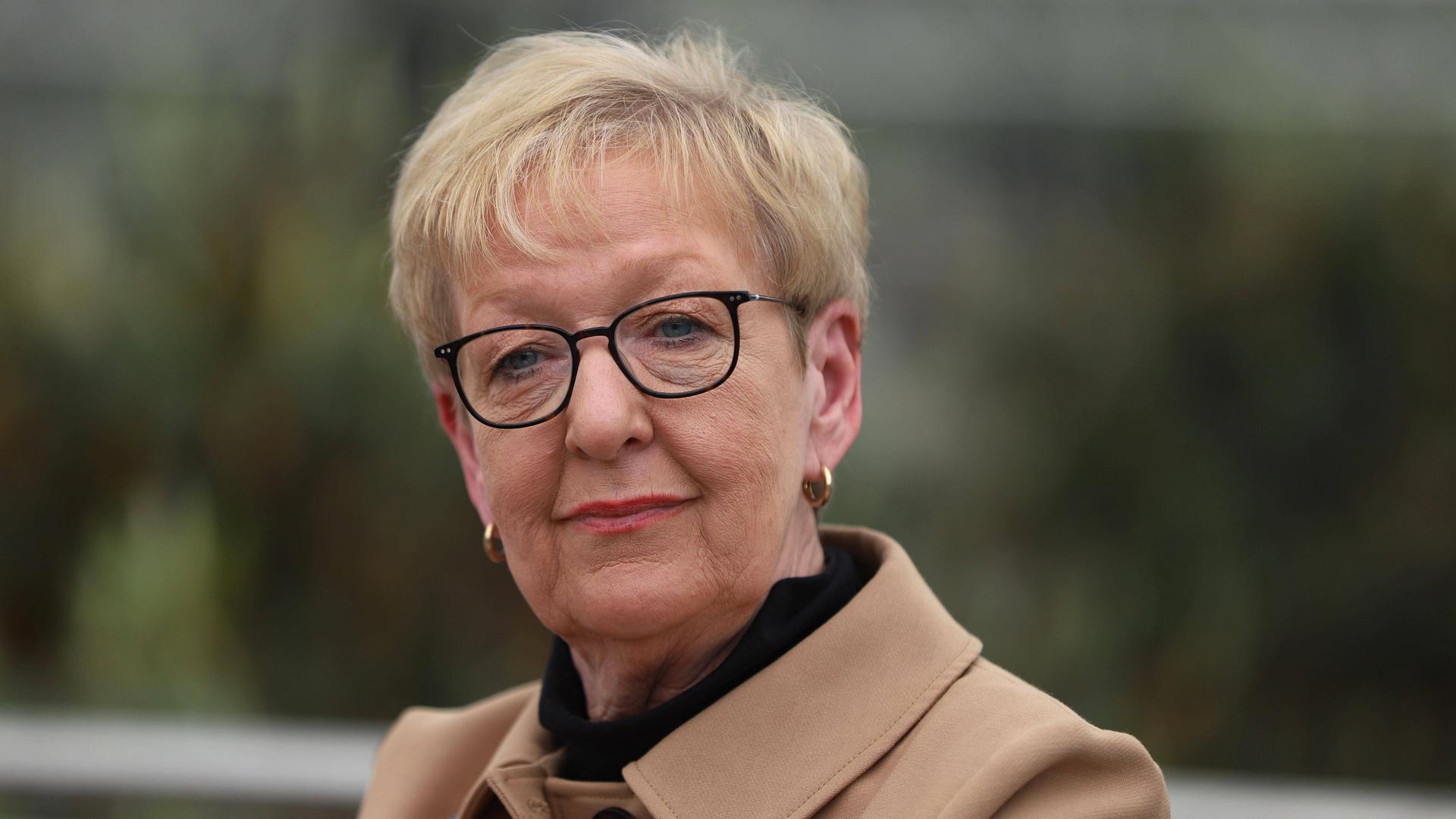 Stefanie Babst vor verschwommenen Hintergrund