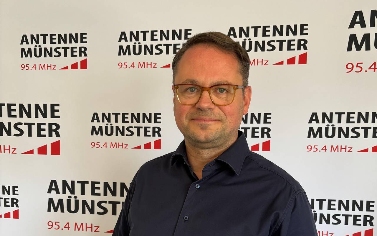 Stephan Brinktrine, ein Mann mit braunen Haaren und einer Brille. Er trägt ein dunkelblaues Hemd.