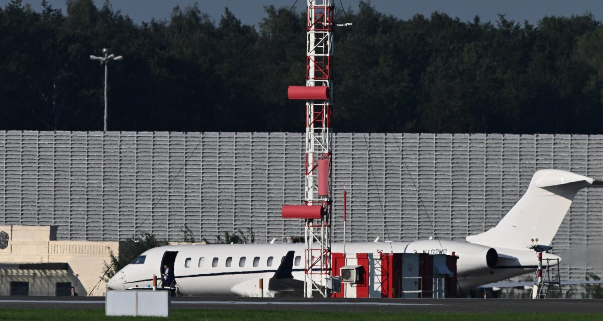 Eine amerikanische Maschine ist auf dem Flughafen in Moskau gelandet. Man sieht einen Mann aussteigen.