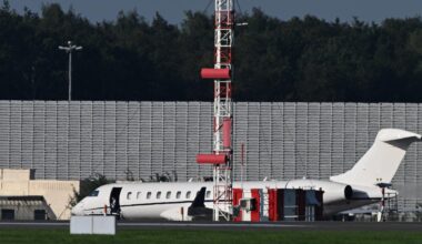 Eine amerikanische Maschine ist auf dem Flughafen in Moskau gelandet. Man sieht einen Mann aussteigen.