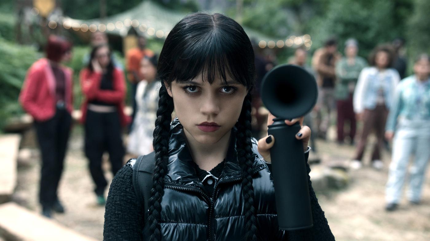 Immer Ärger mit Mama: Zweite Staffel „Wednesday“ gibt es jetzt auf Netflix - Tagesspiegel