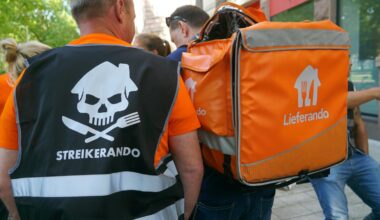 150 Lieferando-Fahrer protestieren gegen Entlassungen