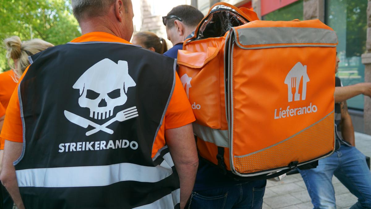 150 Lieferando-Fahrer protestieren gegen Entlassungen