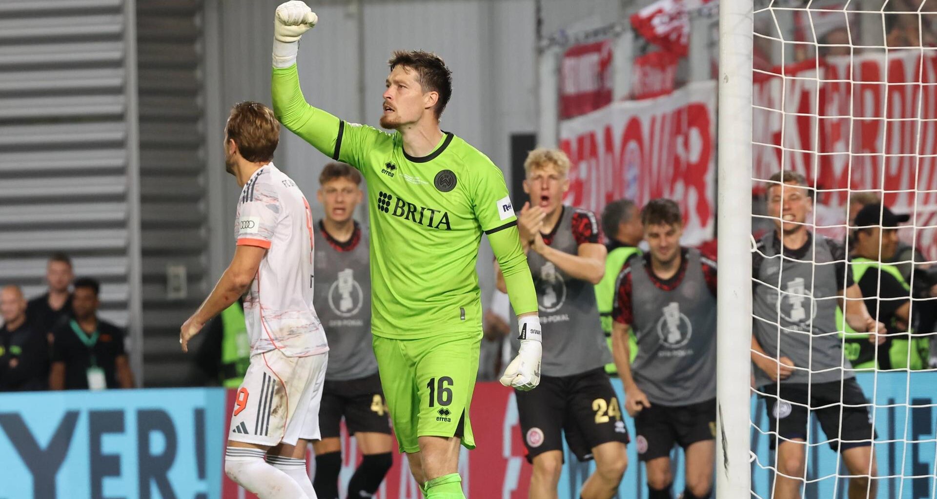 SVWW gegen Bayern: Keeper Stritzel beendet Kanes Elfmeter-Serie dank Psycho-Trick | hessenschau.de
