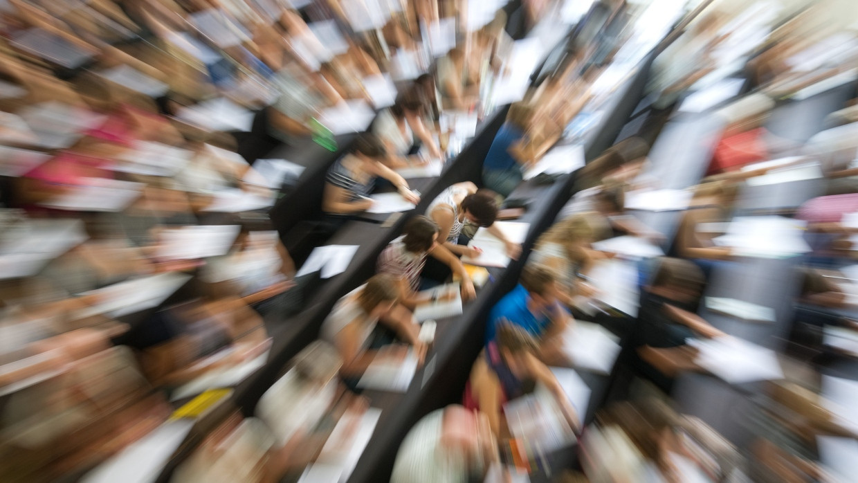 Studenten sitzen in einem Hörsaal in Heidelberg.