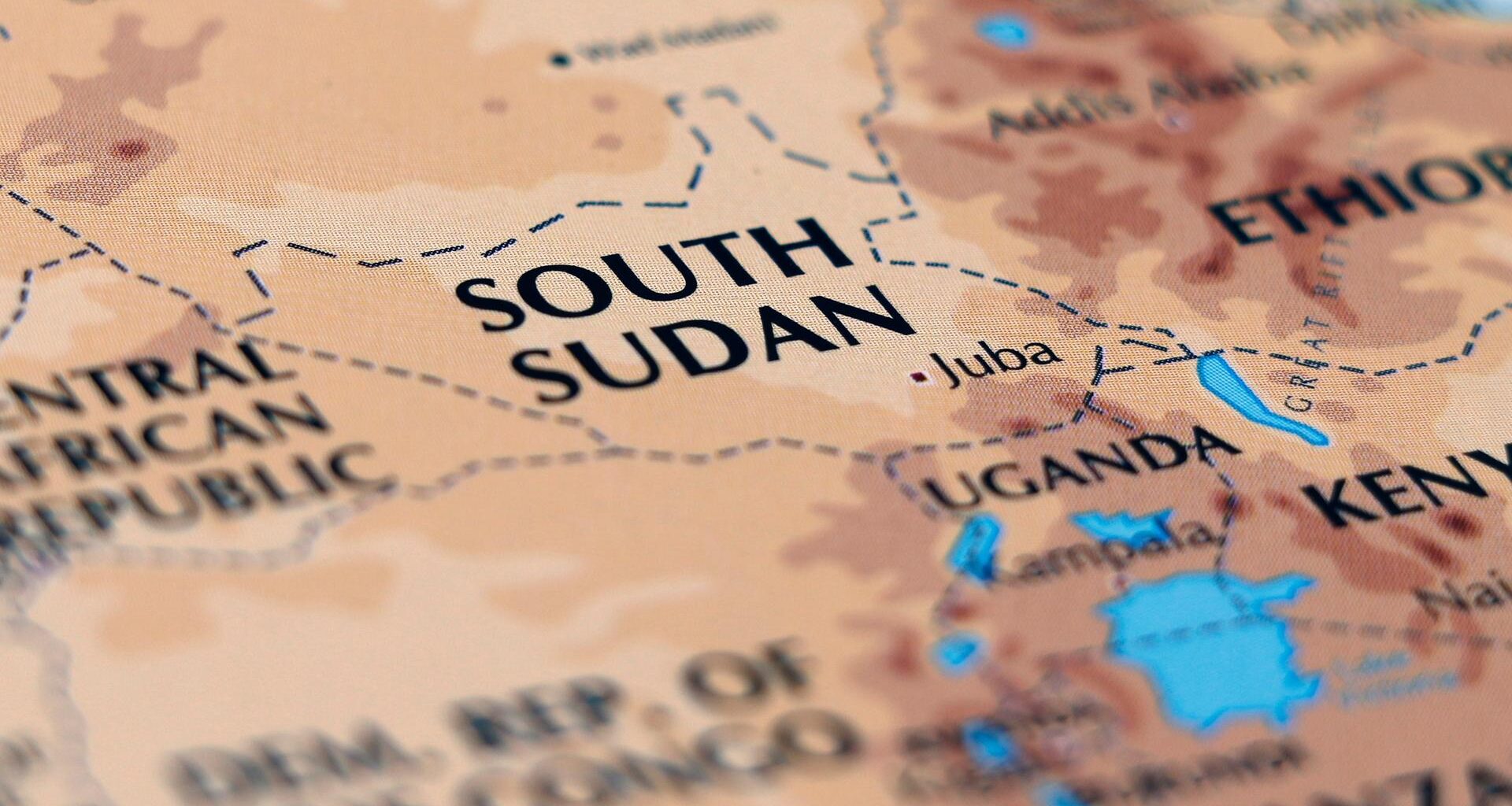 Eine Karte von Afrika, auf der der Südsudan und Uganda etwas deutlicher geschrieben ist, die anderen Länder sind ein wenig verschwommen.