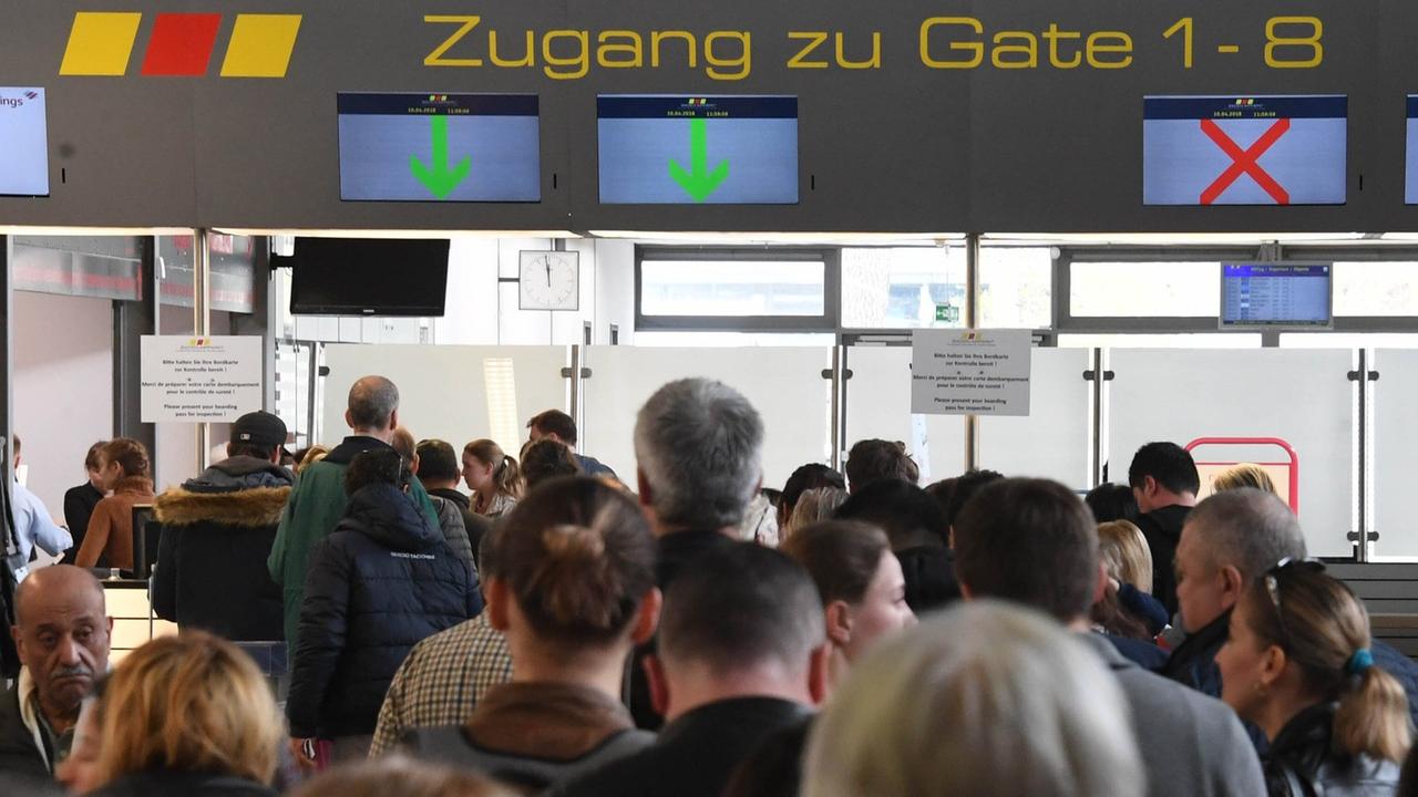 Baden-Württemberg: BW-Newsticker am Morgen: Wachstum am Flughafen Karlsruhe/Baden-Baden macht Abflug-Regel für Passagiere zunichte, Der Sommer kehrt zurück, Erst Abi-Streich, dann Wände streichen