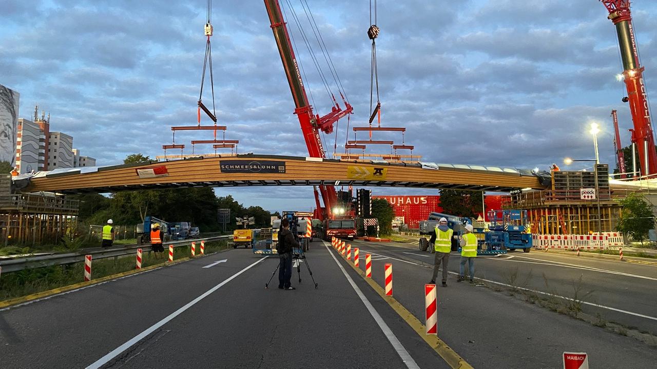 Baden-Württemberg: Franklin-Steg eingebaut: B38 in Mannheim bleibt bis Montagfrüh voll gesperrt