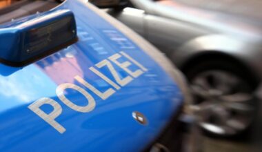 Vandale schlägt Scheibe von Auto ein