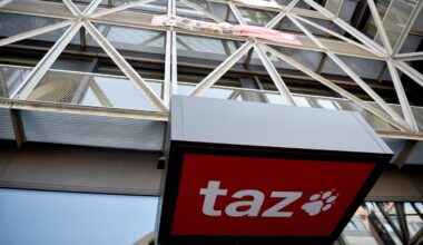 Verlagsgebäude der „taz“ mit roter Farbe beschmiert