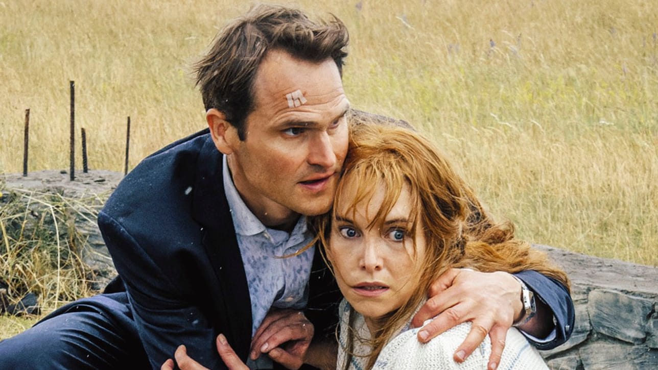 "Tatort: Hochamt für Toni": Felix Voss (Fabian Hinrichs) und Eva Hentschel (Sina Martens) gehen in Deckung.