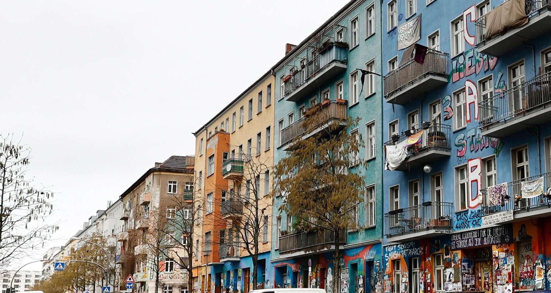 Transparente hängen von den Balkonen an dem Haus Rigaer Strasse 96. Das teilbesetzte Gebäude gilt als Symbol der linksradikalen Szene.