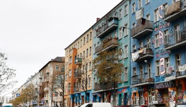 Transparente hängen von den Balkonen an dem Haus Rigaer Strasse 96. Das teilbesetzte Gebäude gilt als Symbol der linksradikalen Szene.