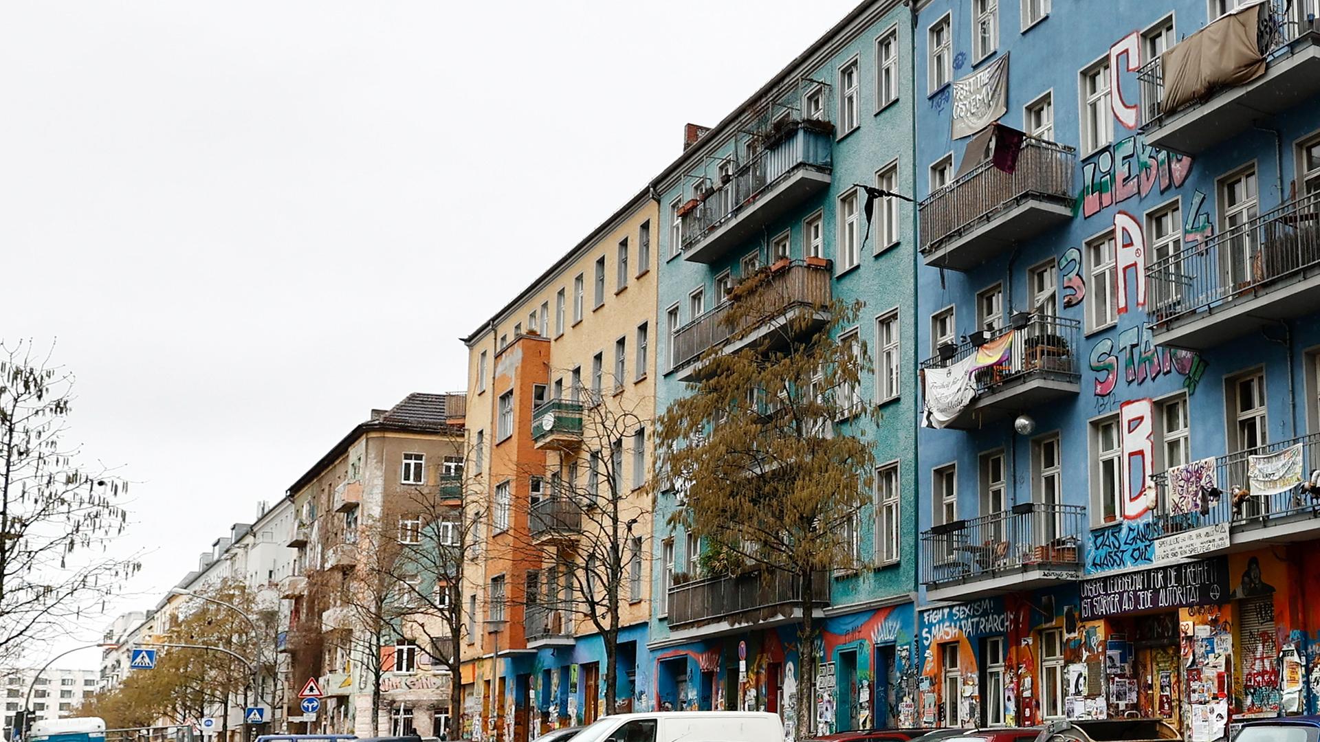 Transparente hängen von den Balkonen an dem Haus Rigaer Strasse 96. Das teilbesetzte Gebäude gilt als Symbol der linksradikalen Szene. 