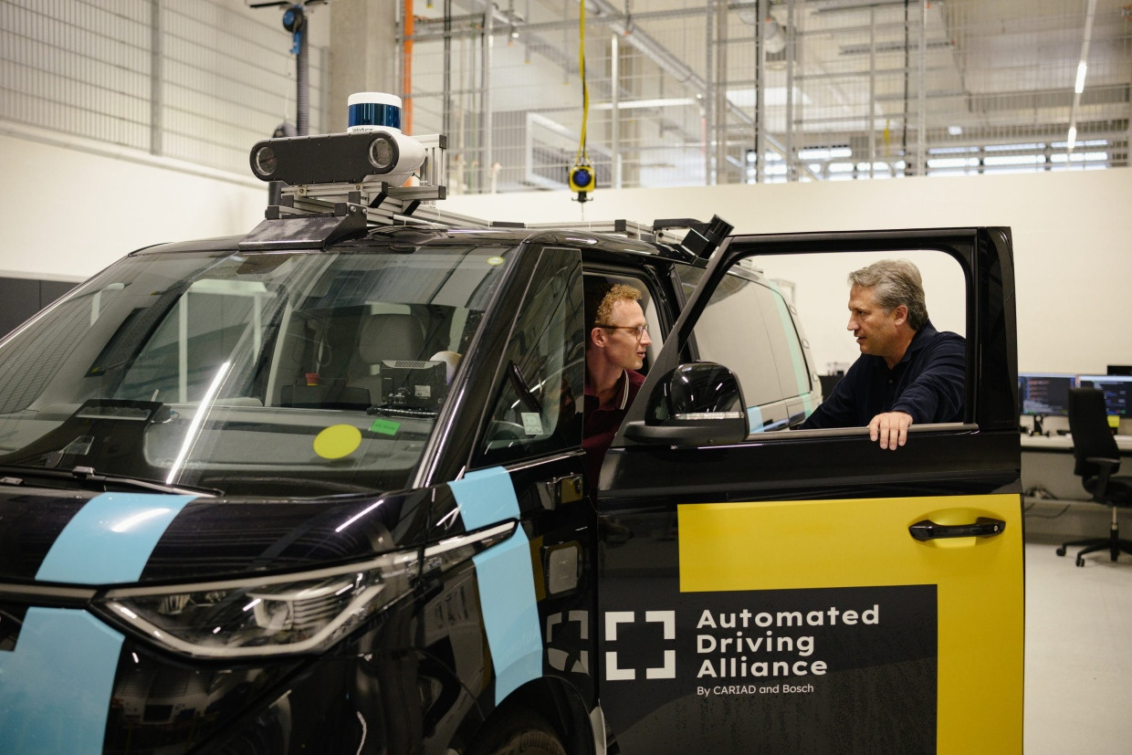 Testfahrzeug von Bosch und VW mit Sensortechnik auf dem Dach