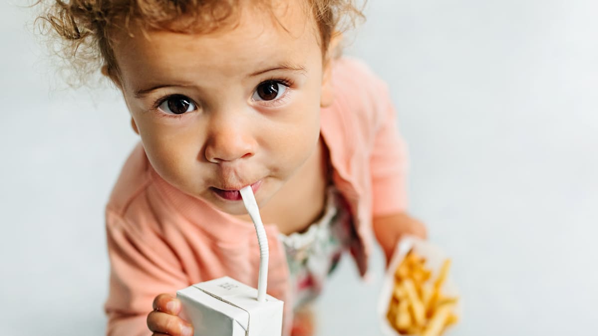 Warum Kinder oft Essen einfordern, obwohl sie keinen Hunger haben – und wie Eltern darauf reagieren sollten