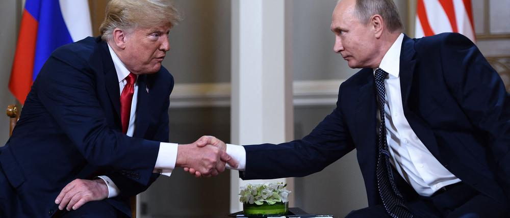 TOPSHOT - (FILES) Russian President Vladimir Putin (R) and US President Donald Trump shake hands before a meeting in Helsinki, on July 16, 2018. US President Donald Trump and Russian counterpart Vladimir Putin could meet for a summit as early as next week, the Kremlin said on August 7, 2025. The meeting would be the first between a sitting US and Russian president since Joe Biden met Putin in Geneva in June 2021, and comes as Trump seeks to broker an end to Russia's military assault on Ukraine. (Photo by Brendan Smialowski / AFP)