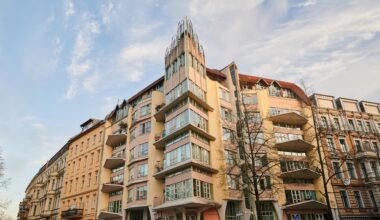 Das Bild zeigt das Torhaus am Fraenkelufer in Berlin, Ecke Admiralstraße.