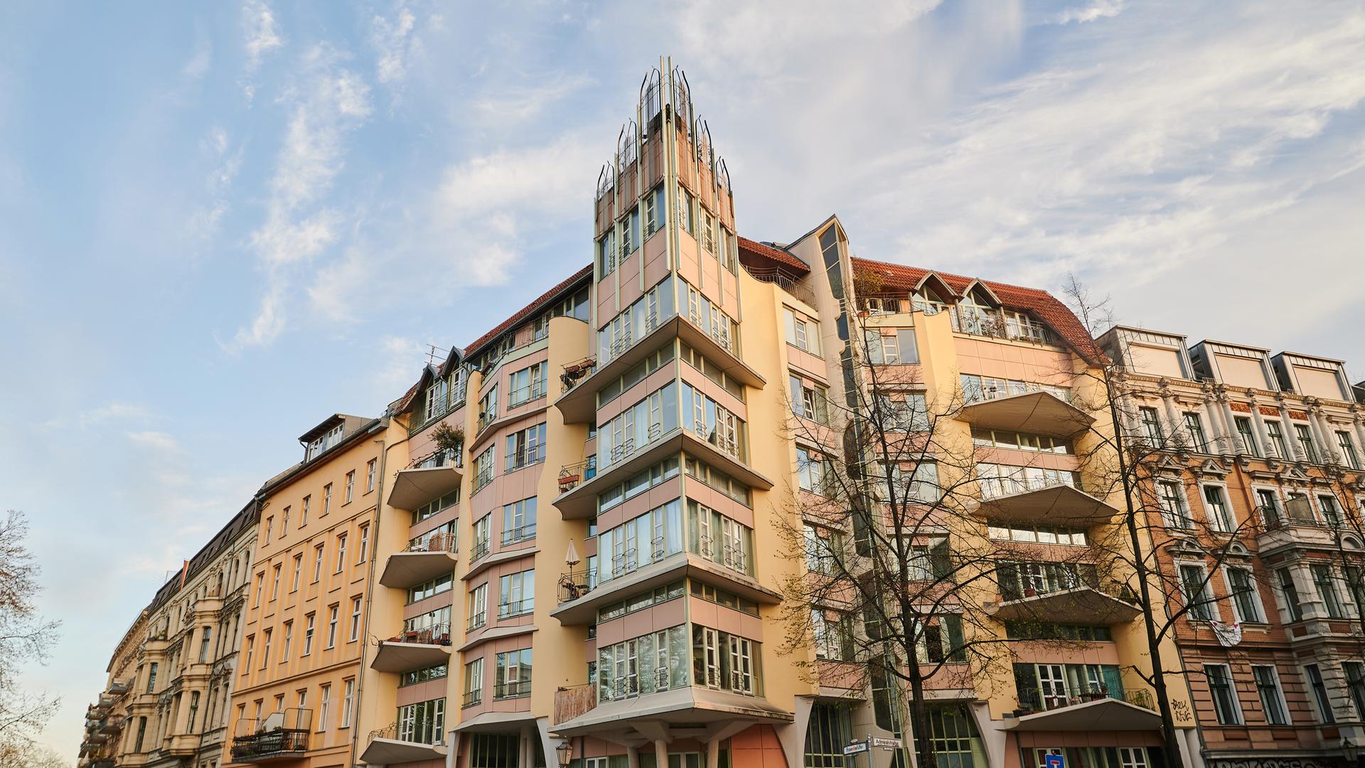 Das Bild zeigt das Torhaus am Fraenkelufer in Berlin, Ecke Admiralstraße.
