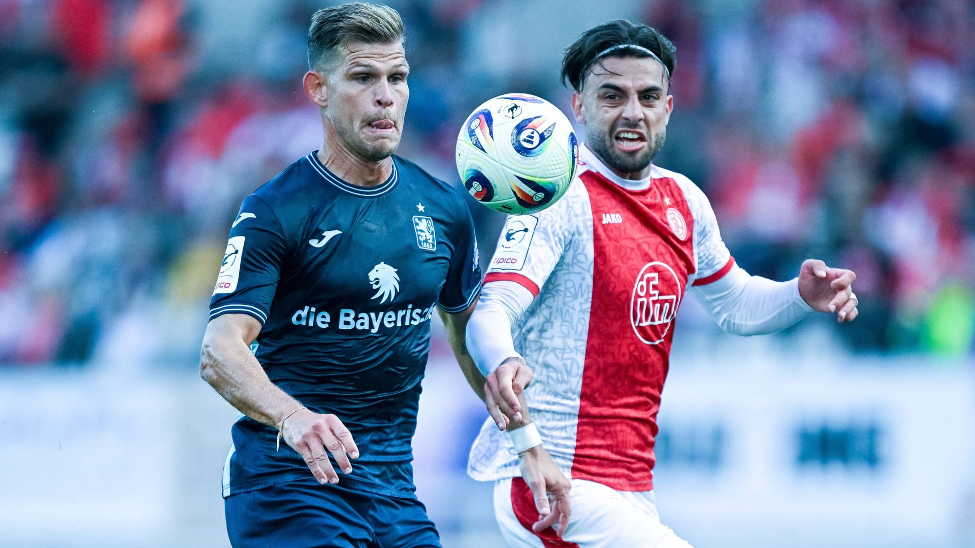 Torschützen unter sich: Florian Niederlechner (l.) gegen Essens José-Enrique Ríos Alonso.