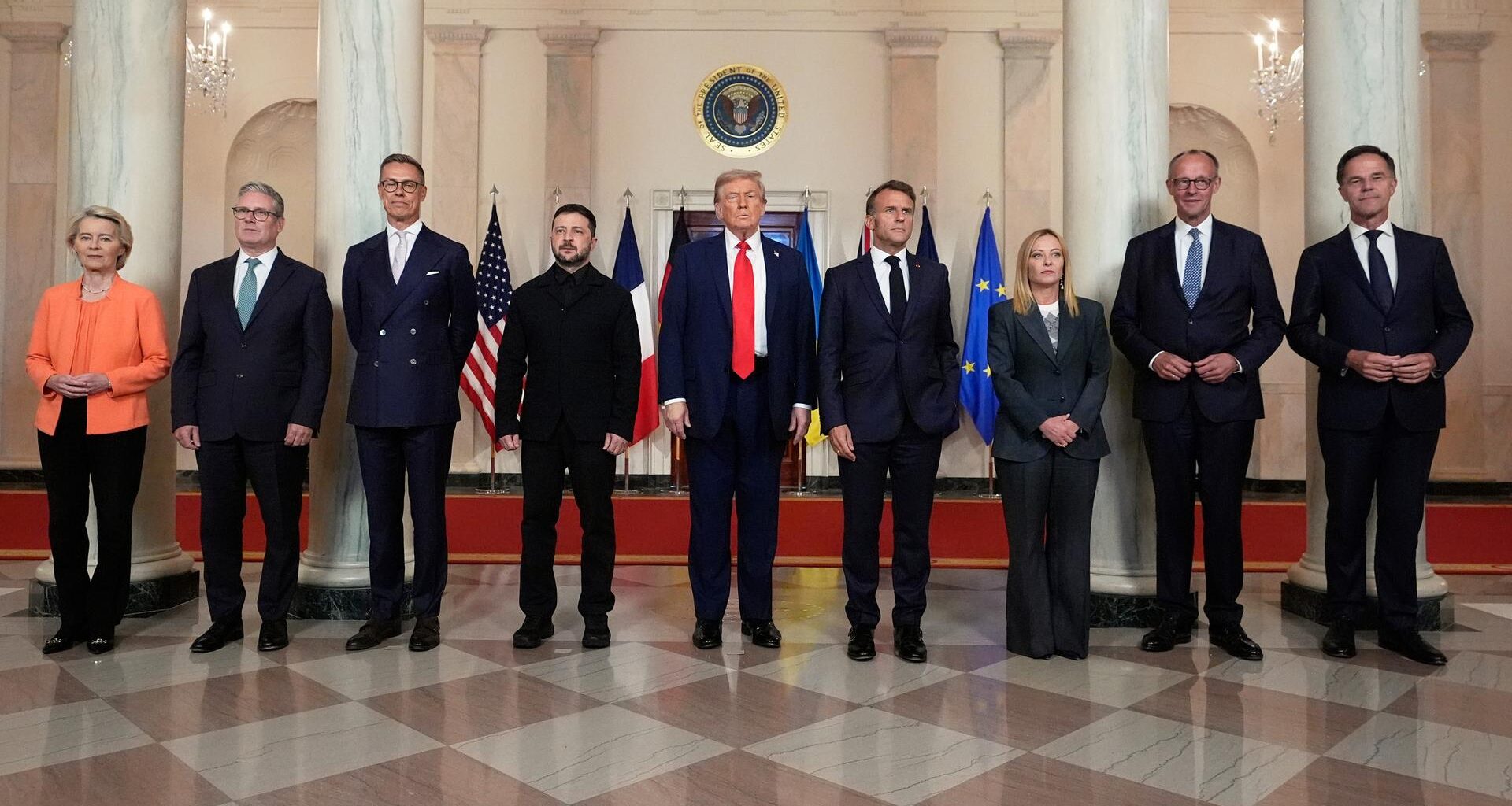 Das Foto zeigt US-Präsident Trump, den ukrainischen Präsidenten Selenskyj und europäische Spitzenpolitiker bei den Ukraine-Gesprächen in Washington.