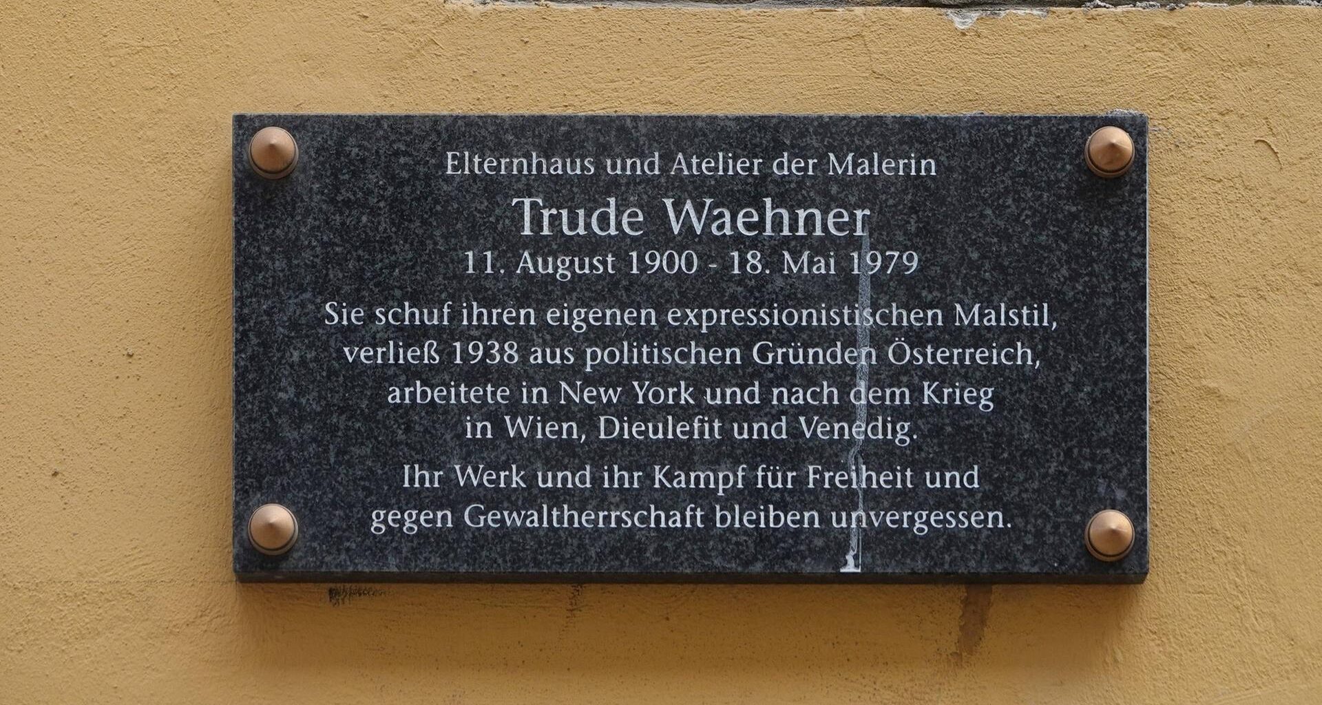 An der Fassade des Hauses Buchfeldgasse 6 in der österreichischen Hauptstadt Wien ist eine Gedenktafel für die Malerin Trude Waehner zu sehen.