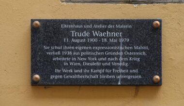 An der Fassade des Hauses Buchfeldgasse 6 in der österreichischen Hauptstadt Wien ist eine Gedenktafel für die Malerin Trude Waehner zu sehen.