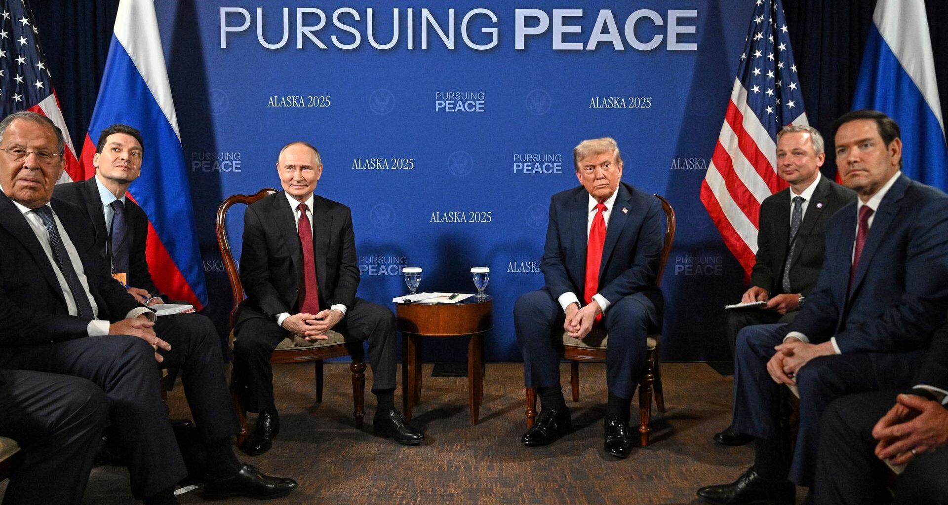 US-Präsident Donald Trump und Russlands Präsident Wladimir Putin vor Beginn der Gespräche