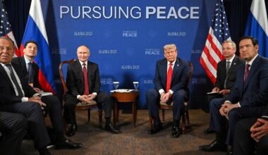 US-Präsident Donald Trump und Russlands Präsident Wladimir Putin vor Beginn der Gespräche