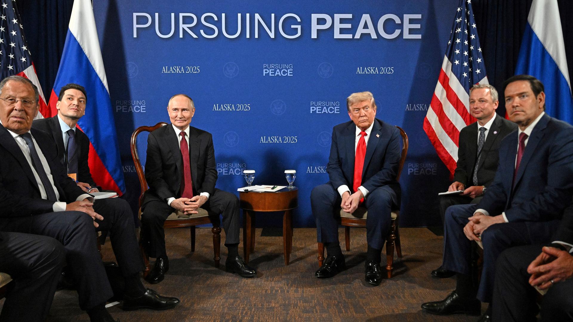 US-Präsident Donald Trump und Russlands Präsident Wladimir Putin vor Beginn der Gespräche