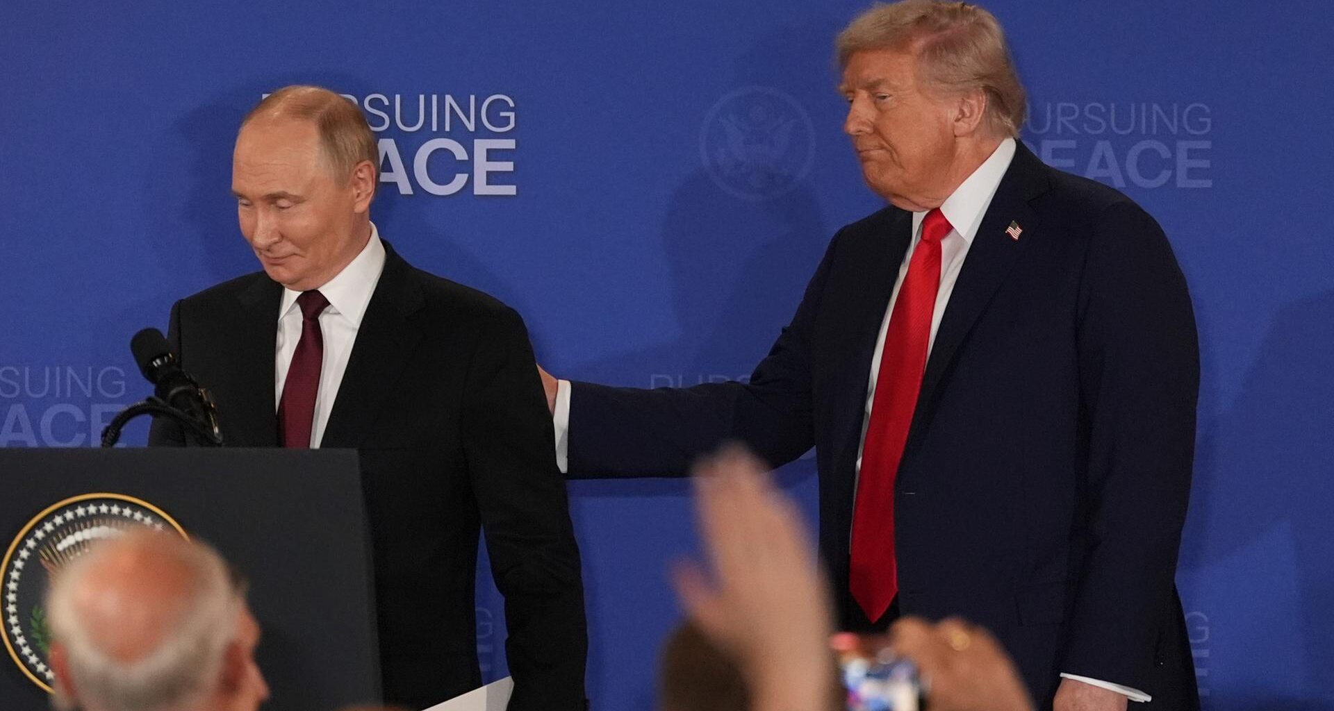 US-Präsident Trump und der russische Präsident Putin nach einer gemeinsamen Pressekonferenz in Alaska.