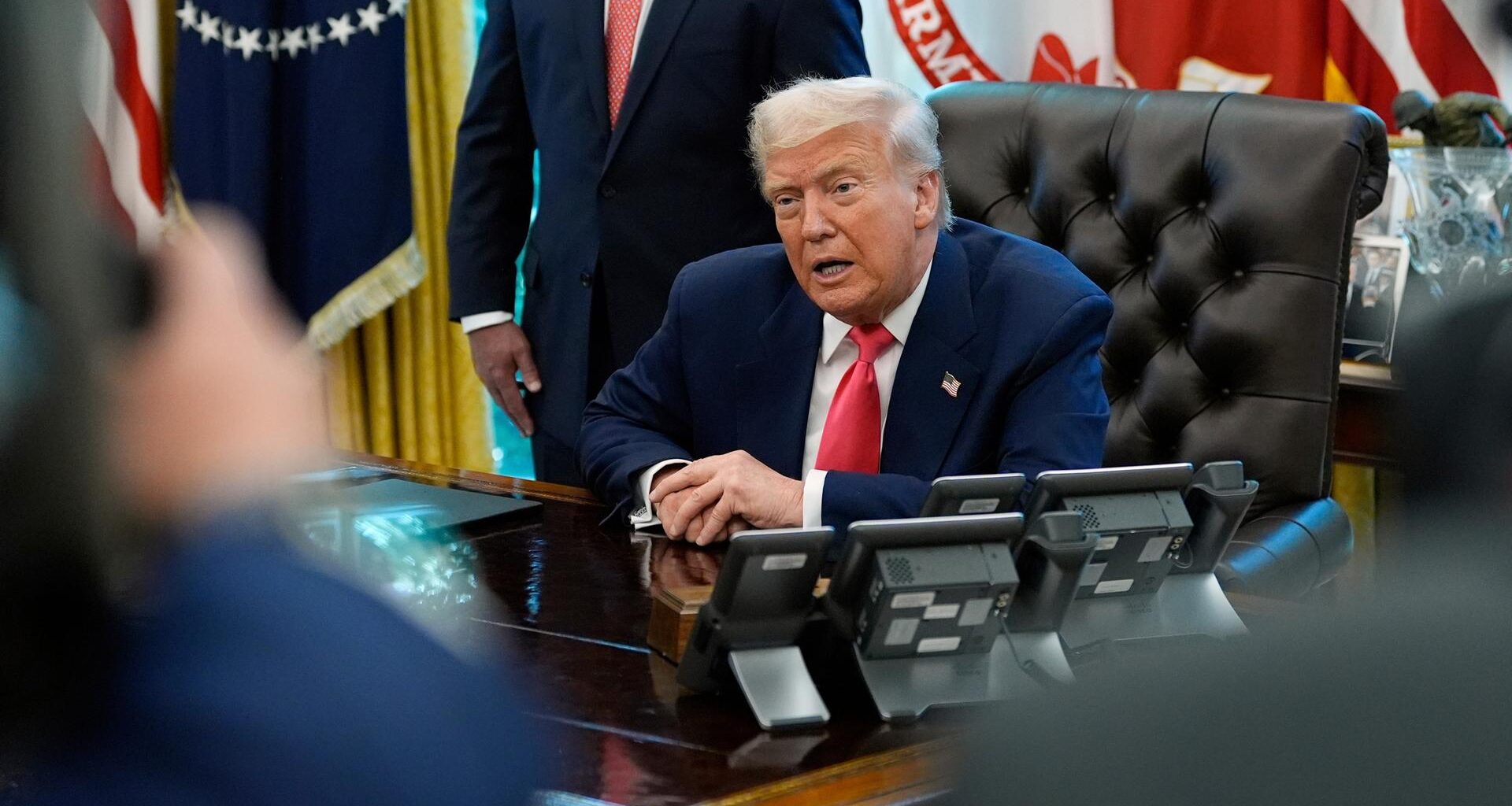 US-Präsident Trump spricht zu Reportern im Weißen Haus.