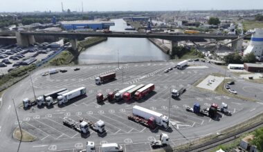 Duisburg: Neuer Lkw-Parkplatz am Hafen