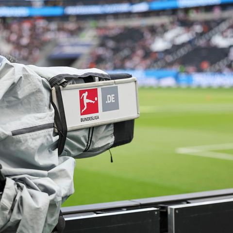 Die meisten Spiele der Fußball-Bundesliga werden bei kostenpflichtigen TV- und Streaminganbietern übertragen (Symbolbild)