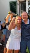 Große Freude über den Bundesliga-Aufstieg des TCA-Teams bei den beiden, die unermüdlich fürs Team arbeiten: Teammanager Helmut Martin und die 2. Vorsitzende des TCA, Maja Braunwalder, die von Martins Sohn Florian mit einer Sektdusche bedacht werden.  