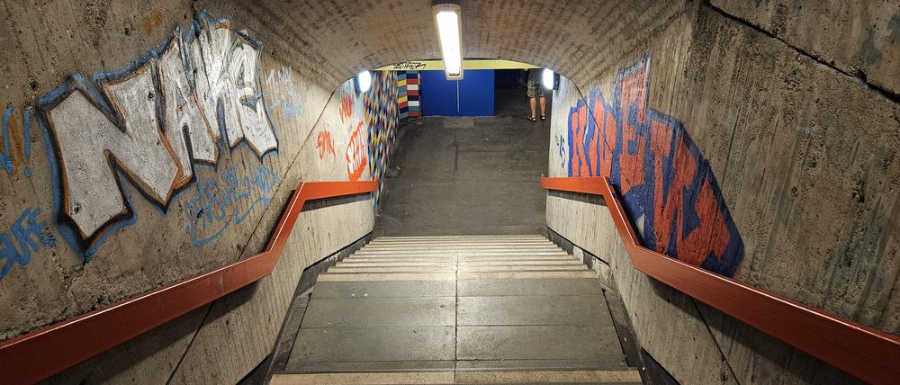 Höhlenartiger Eindruck: Die kahlen Wände an den Treppen des U-Bahnhofs Schloßstraße sind mit Graffiti beschmiert.