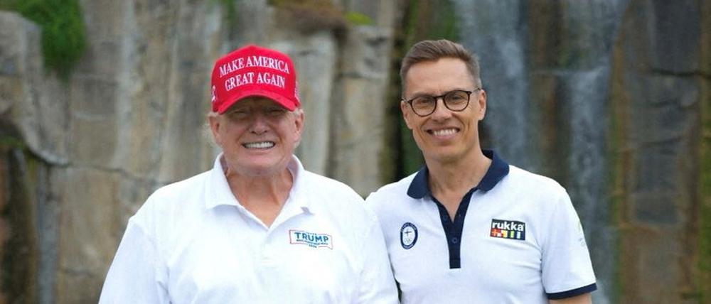 US-Präsident Donald Trump (links) und Finnlands Präsident Alexander Stubb beim Golfspielen.