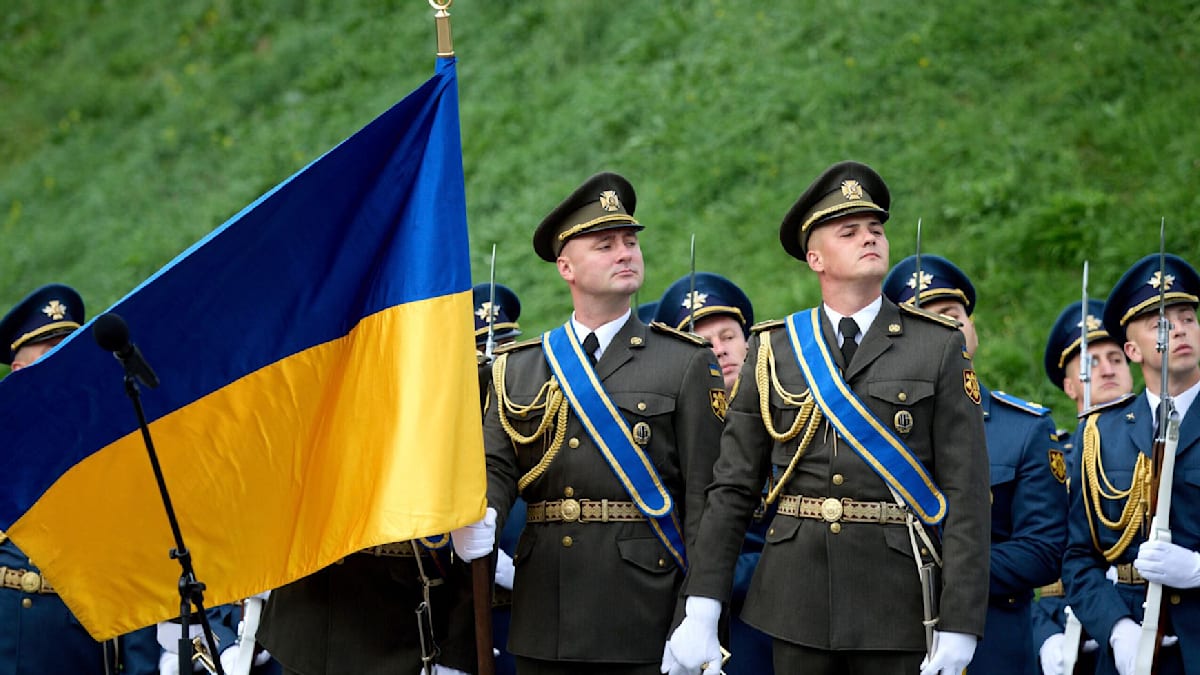 Ukraine feiert Nationalflagge - Russen rücken weiter vor
