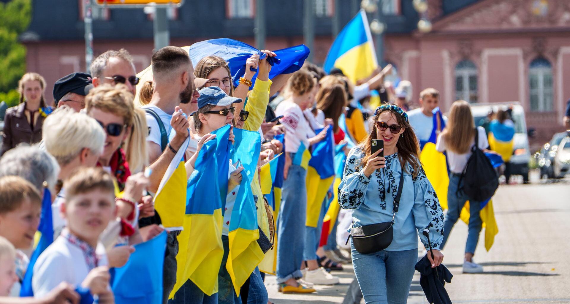 Hunderte demonstrieren zum ukrainischen Unabhängigkeitstag in Hessen | hessenschau.de